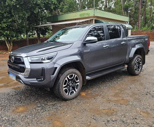 TOYOTA HILUX 2.8 D-4D TURBO DIESEL CD SRX PLUS 4X4 AUTOMÁTICO